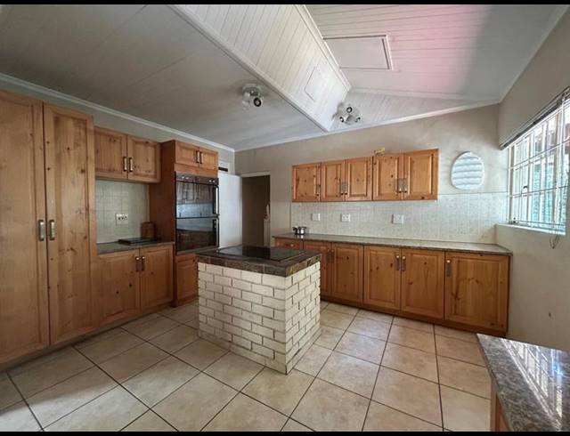 6 BEDROOM HOUSE FOR SALE IN YELLOWWOOD PARK